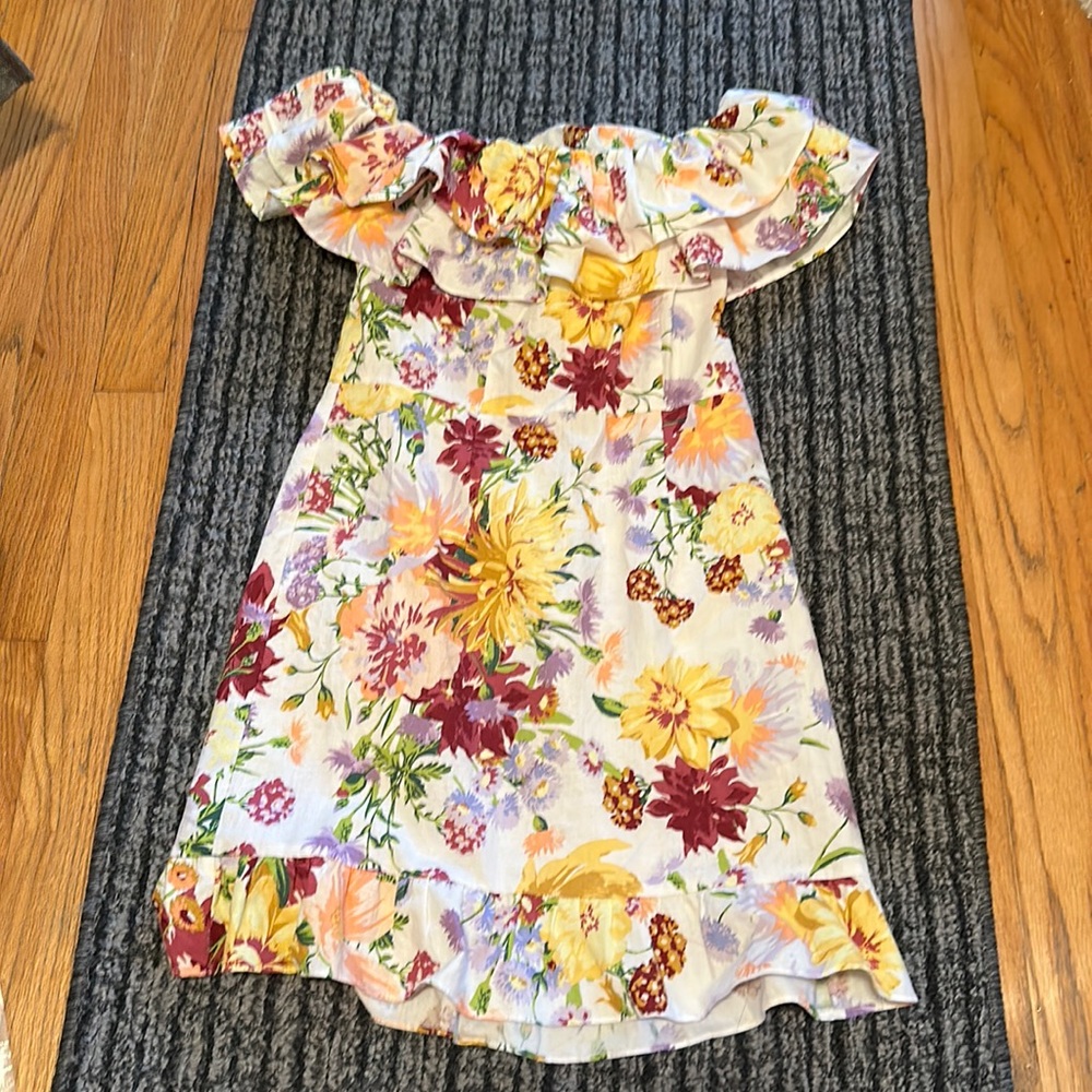 H&M Flounced Off-the-shoulder Dress. Floral print. Side zipper.